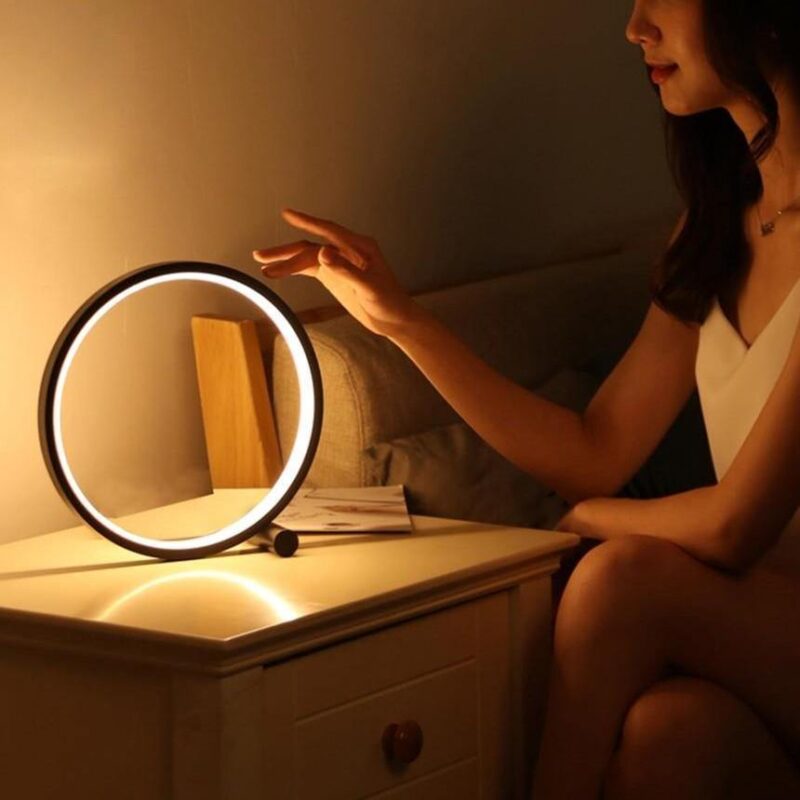 lampe-de-chevet-design-epure-chambre-chic-lustria